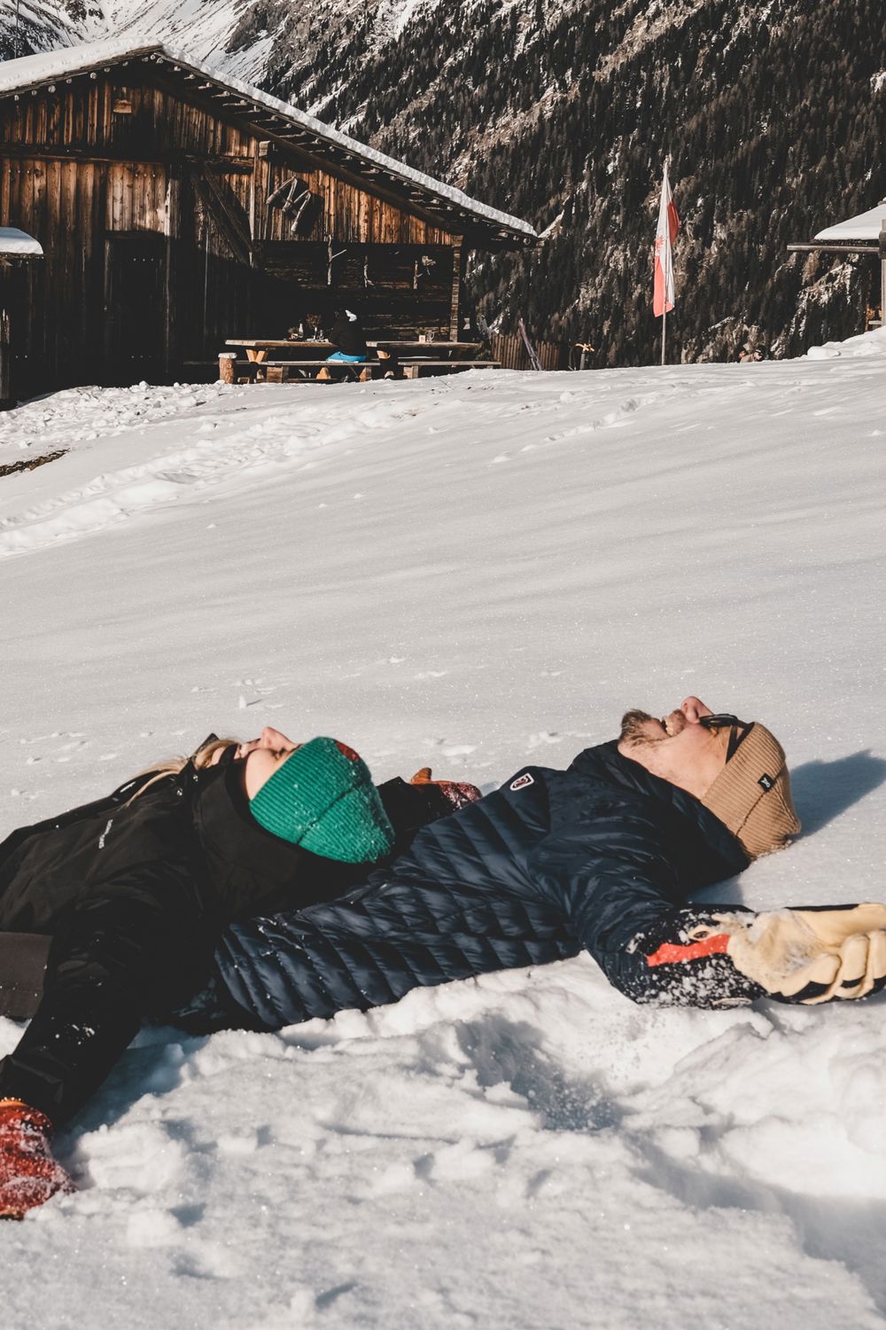 paar-schnee-liegend-alpen-moment.jpg